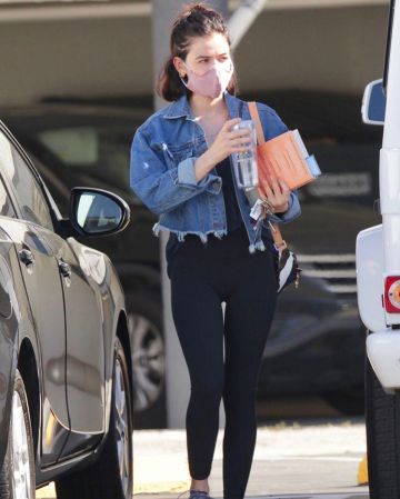 Lululemon Aligner Pantalon Noir porté par Lucy Hale Burbank 23 avril 2020