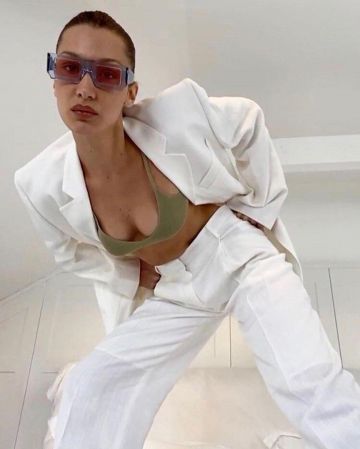 Jacquemus La Veste d'homme Blazer porté par Bella Hadid Jacquemus à la Maison le 23 avril 2020