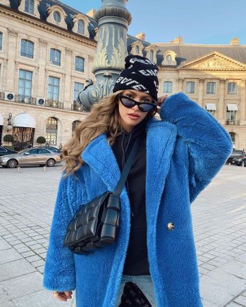 Balenciaga Blanco y Negro Jacquard Logo Beanie usado por Maja Malnar en su cuenta de Instagram @majamalnar