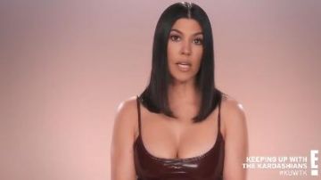 En Cuir bordeaux Body porté par Kourtney Kardashian en accord avec les Kardashians Saison 18, Épisode 5