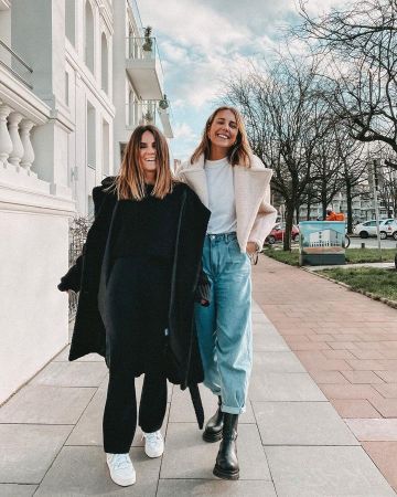 Nike White Sneaker de Sonja en la cuenta de Instagram @shoppisticated