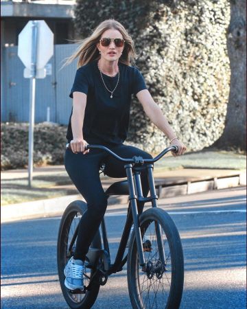 New Balance Grey Castle Rock Sneakers usadas por Rosie Huntington-Whiteley Beverly Hills 22 de abril de 2020