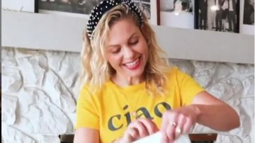 Camiseta amarilla usada por D.J. Tanner-Fuller (Candace Cameron-Bure) en Fuller House