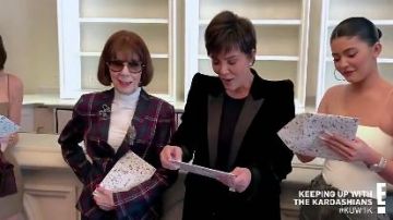 Black Vel­vet Blaz­er worn by Kris Jenner in Keeping Up with the Kardashians Season 18 Episode 5