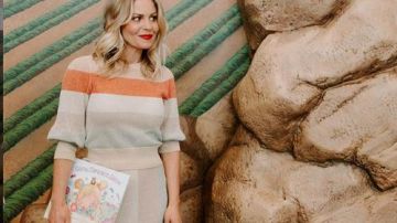 Falda de punto multicolor usada por Candace Cameron Bure en Fuller House