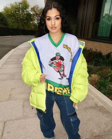 Le maillot Supreme Crossover Hockey porté par Mabel sur son compte Instagram @mabel