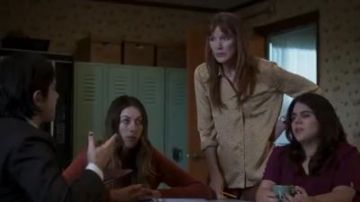 Camisa floral amarilla usada por Joy (Kathleen York) en In the Dark Temporada 2 Episodio 2