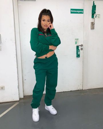 La paire de sneakers Nike Air Force 1 portée par Mabel sur son compte Instagram @mabel