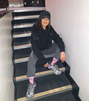 Les chaus­settes roses Ba­len­ciaga portées par Mabel sur son compte Instagram @mabel