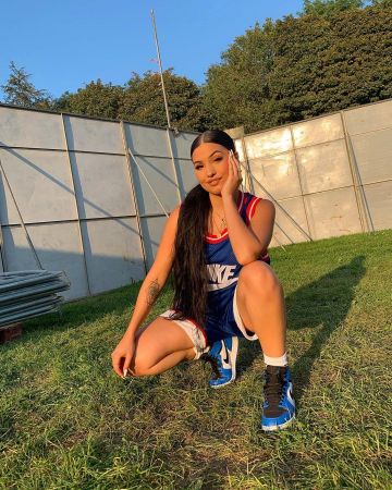 La paire de sneakers Nike Jor­dan 1 Re­tro High Game Royal portée par Mabel sur son compte Instagram @mabel