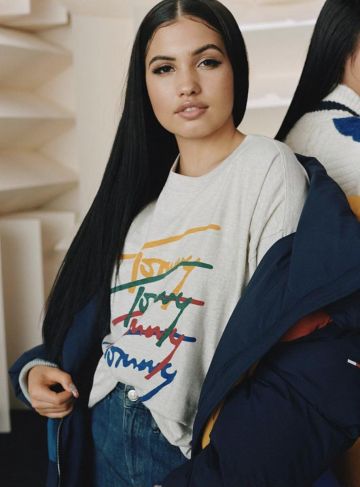 Le t-shirt signature Ligne Tommy Jeans portée par Mabel sur son compte Instagram @mabel