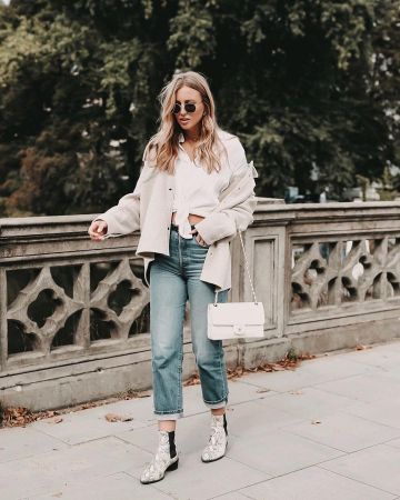 Sun­glass­es of Kira on the Instagram account @shoppisticated