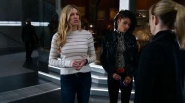 Suéter a rayas Vince White usado por Ava Sharpe (Jes Macallan) en DC's Legends of Tomorrow Temporada 5 Episodio 9