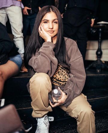 Supreme Leopard Fleece Waist Bag Yellow portée par Mabel sur le compte Instagram de @mabel