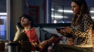 Leop­ard Sweater worn by Zari Tomaz (Tala Ashe) in DC's Legends of Tomorrow Season 5 Episode 9