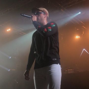 Le pantalon chino gris porté par PLK sur le compte Instagram de @plk_gang_ 