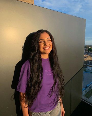 Le t-shirt violet Acne Stu­dios Bro­ken logo porté par Mabel sur son compte Instagram @mabel