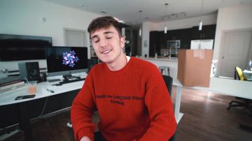 The sweater by comme des Garçons x Supreme in the video I Paid $488.41 for $3011.99 Worth Of MYSTERY OFF-WHITE, Gucci, &amp; More!