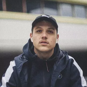 La casquette de baseball Puma portée par PLK sur le compte Instagram de @plkfaan 