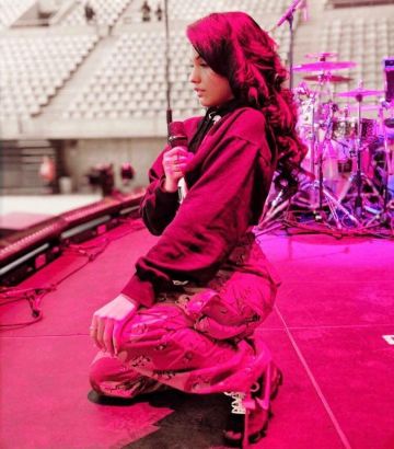 Les sneakers Nike Air Va­por­Max Off-White portées par Mabel sur son compte Instagram @mabel