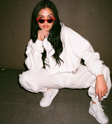 Les sneakers Nike Air Max 90 Triple White portées par Mabel sur son compte Instagram @mabel