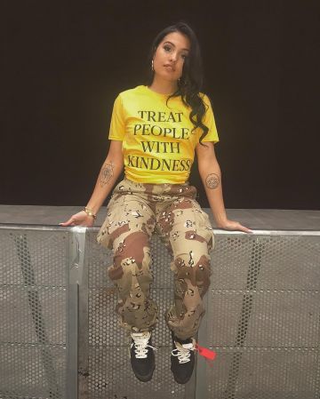 Les sneakers Nike Air Va­por­Max Off-White portées par Mabel sur son compte Instagram @mabel