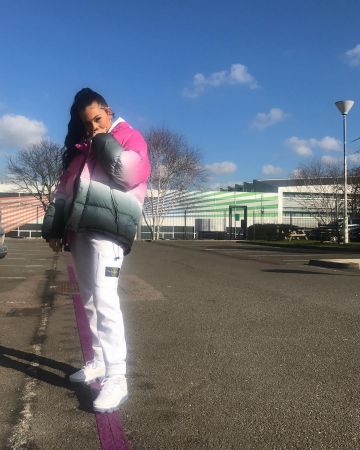 Le pantalon Stone Island en molleton sportif avec poignets et poches latérales porté par Mabel sur son compte Instagram @mabel