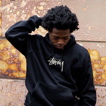 La sudadera con capucha negra Stüssy en la cuenta de Instagram de @starcowparis