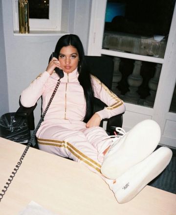 La paire de baskets Nike Air Force 1 Low Off-White portée par Mabel sur son compte Instagram @mabel