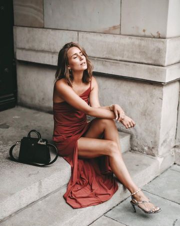 Kleid Rostrot Vestido de Kira en la cuenta de Instagram @shoppisticated