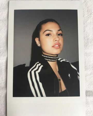 La veste de survêtement Adidas portée par Mabel sur son compte Instagram @mabel