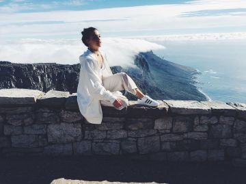 La paire de sneakers Adidas Su­pers­tar en blanc portée par Mabel sur son compte Instagram @mabel