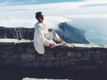 La paire de sneakers Adidas Su­pers­tar en blanc portée par Mabel sur son compte Instagram @mabel