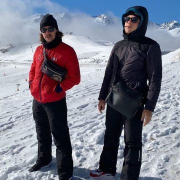 Sunglasses Wayfarer Ray-Ban worn by PLK on the account Instagram of @_plkpb 