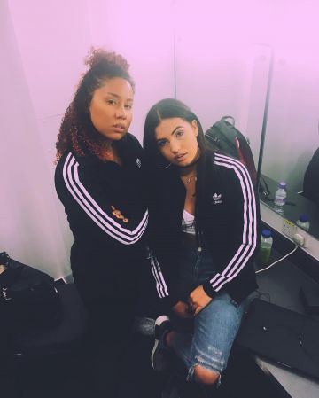 La veste de sur­vê­te­ment SST Adidas portée par Mabel sur son compte Instagram @mabel