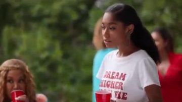 Blanc T-shirt porté par Drea Barris (Iman Benson) dans #blackAF Saison 1 Épisode 5