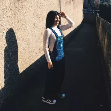 Les sneakers Adidas Su­pers­tar en noir portées par Mabel sur son compte Instagram @mabel