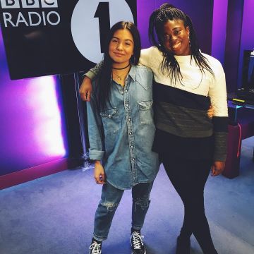 La paire de Vans Sk8-Hi en noir portée par Mabel sur son compte Instagram @mabel