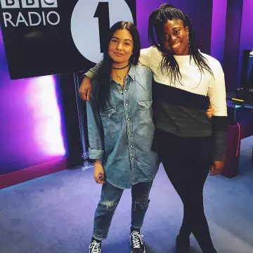 La paire de Vans Sk8-Hi en noir portée par Mabel sur son compte Instagram @mabel