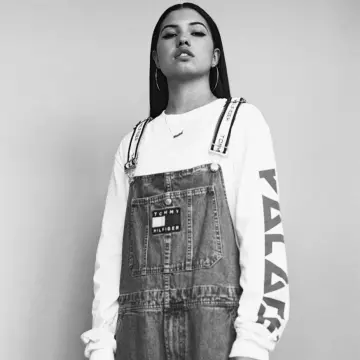 La sa­lo­pette Tommy Hilfiger vin­tage à bre­telles blanches portée par Mabel sur son compte Instagram @mabel