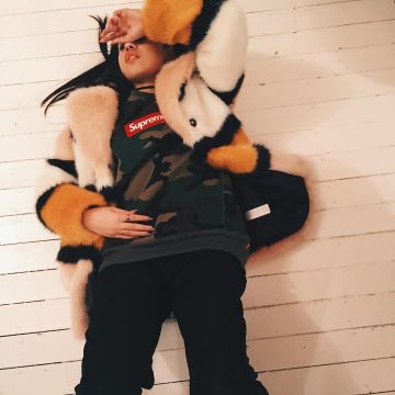 Le sweatshirt Supreme Box Logo Crewneck (FW15) porté par Mabel sur son compte Instagram @mabel