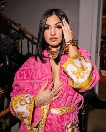 Le peig­noir I ♡ Ba­roque Versace porté par Mabel sur son compte Instagram @mabel