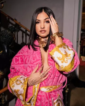 Le peig­noir I ♡ Ba­roque Versace porté par Mabel sur son compte Instagram @mabel