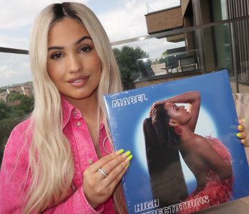 La veste surdimensionnée en jean délavé à l’acide rose indien portée par Mabel sur son compte Instagram @mabel