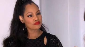 Bcbgmaxazria Mercy Cutout Top usado por Garcelle Beauvais en The Real Housewives of Beverly Hills Temporada 10 Episodio 2