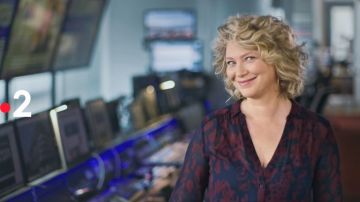 The printed shirt of Cecile Wood in between the two pubs of France 2