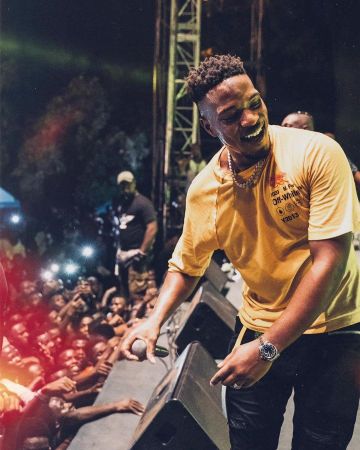 The yellow t-shirt Off-White Industrial Y013 worn by Niska on his account Instagram @niska_officiel