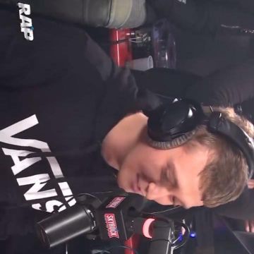 Le sweatshirt à capuche Vans noir porté par Valentin Le Du aka Vald sur le compte Instagram de @vald.93 