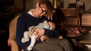 The sweater twisted navy blue worn by professor Stephen Hawking (Eddie Redmayne) in A wonderful history of time