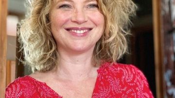 The top red print of Candice Renoir (Cécile Bois) in Candice Renoir